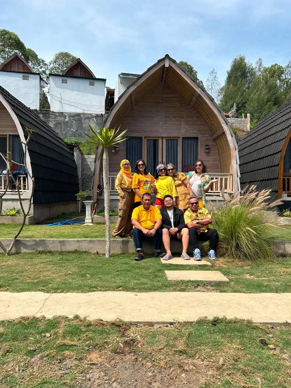 Guests and local hosts at Batur Cottage family-run stay